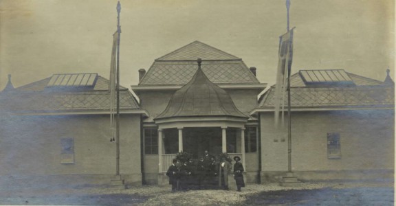 Jakopič Pavillion in Ljubljana and the group of artists, 1909. Fran Vesel Photo Collection. Source: dLib