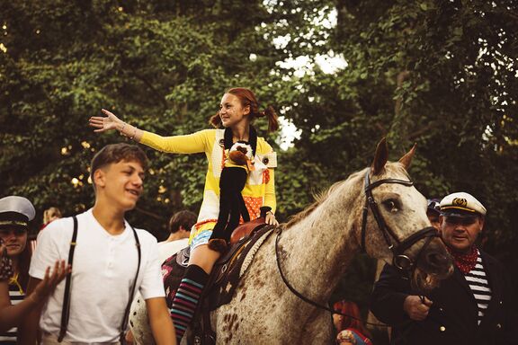 Pika Nogavička (Pippi Longstocking) rides on her horse Alfred at Pika’s Festival in 2023. Author: Ksenija Mikor