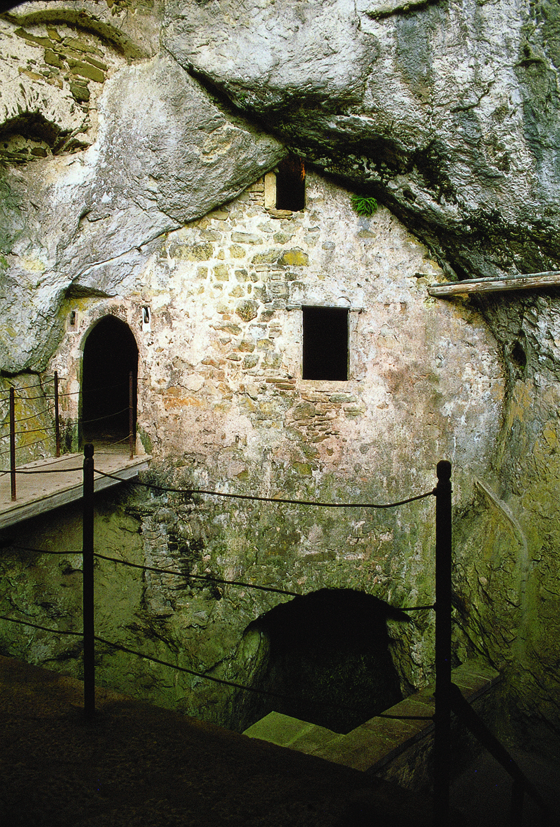 Predjama Castle 2006.jpg