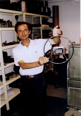 Zdravko Erjavec holding the Reiss microphone - photo by Marjan Fedran.jpg