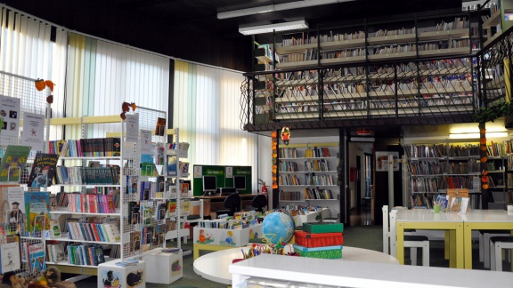 File:Jesenice Municipal Library 2009 childrens department.JPG