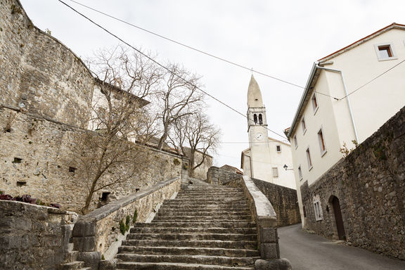 Štanjel Castle with church, 2020.