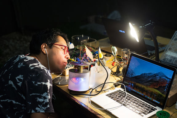 Juan Duarte developing Aeolian Artefacts sound project at the PIFcamp 2018.