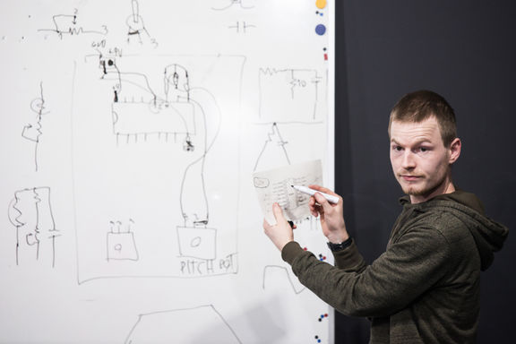 Staš Vrenko presenting concepts of non-linear feedback, logic circuits, circuit-bending and physical processing of sound at Osmo/za, 2018.