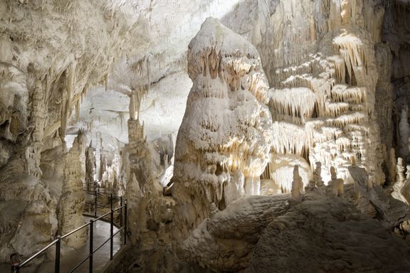 Postojna Cave 2007 White chamber.jpg