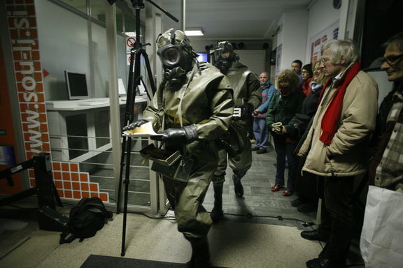 Performance Nevidni dotik by Ive Tabar and Vasja Kokelj at Kapelica Gallery in Ljubljana