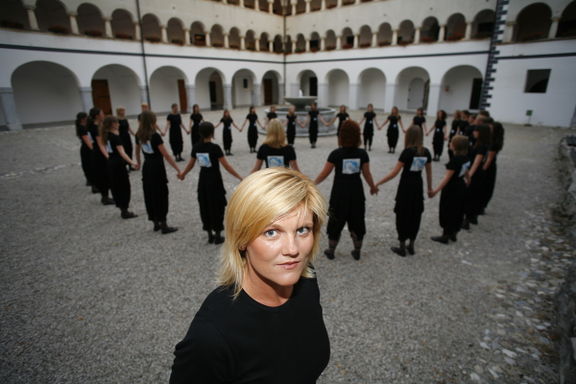 Conductor Karmina Šilec with Carmina Slovenica choir in the Božidar Jakac Art Museum courtyard at Kostanjevica na Krki