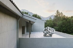 A view of Muzej Lah with the Richard Deacon sculpture "Another Mountain" (2007).