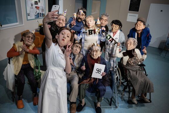 Scene from the bitter comedy Paradise, directed by Matteo Spiazzi, Slovene People’s Theatre (SLG) Celje 2023. Author: Uroš Hočevar
