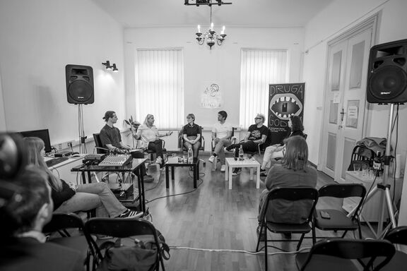 The first roundtable discussion on hearing protection at music events during Druga godba festival organized by Zavod Tinitus in May 2023. Experts and collaborators from the music scene came together to address the increasing importance of establishing a safer listening culture and explored potential measures to safeguard hearing from excessive sound exposure at such gatherings.