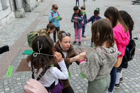 Under the guidance of mentors (Anja Koželj, Anja Koželj, Petra Stanišič), the children went on a literary treasure hunt, which took them to museums, libraries and bookstores, where they were given hints to continue the hunt. The event was part of the Young Fabula at the 2021 edition of the festival. Photo: Jaka Gaser