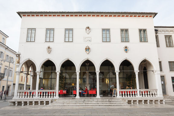 File:Loza Gallery Koper 2020 Exterior Photo Kaja Brezocnik.jpg