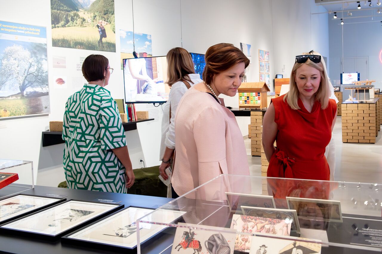 The Ambassador Dr. Ana Polak Petrič and the Head of SKICA Berlin, Saša Šavel Burkart, at the exhibition Buzzing Slovenia in 2023. Photo: Regina Sablotny