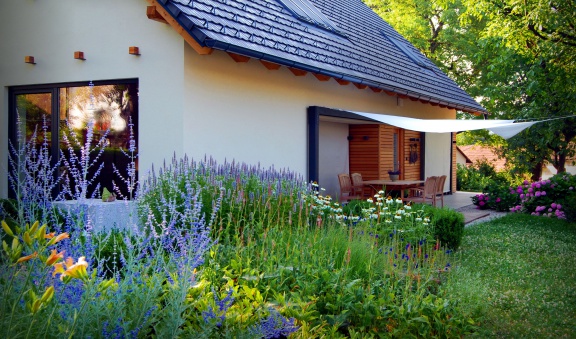 A new house with a garden that combines traditional and modern motifs, set up by Landscape studio, Ljubljana surroundings, 2010