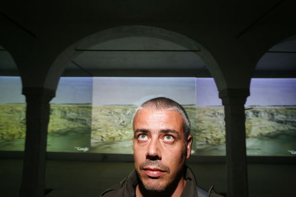 Janez Janša at his multimedia performance Vročica satelitne noči [Satellite Night Fever] in the Simulaker Gallery, 2007