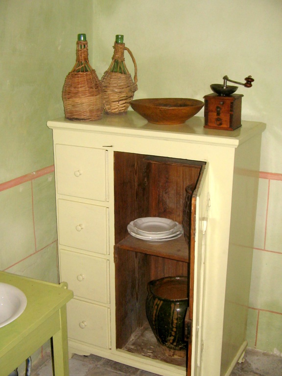 Miner's House Idrija 2007 closet.JPG