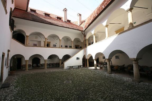 Velenje Castle 2007 Courtyard.jpg