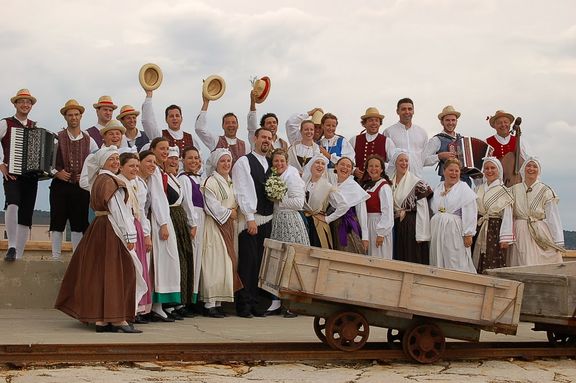 VAL Piran Folkloric Dance Group 2006 Members.JPG