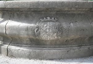 The Codelli family coat of arms on the well in front of the <!--LINK'" 0:82-->, 2012