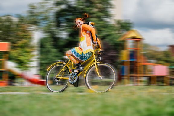 Pippi, riding backwards on her bicycle, Pika’s Festival 2022. Author: Peter Žagar