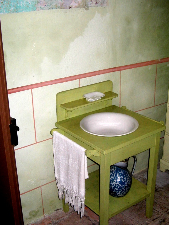 Miner's House Idrija 2007 sink.JPG