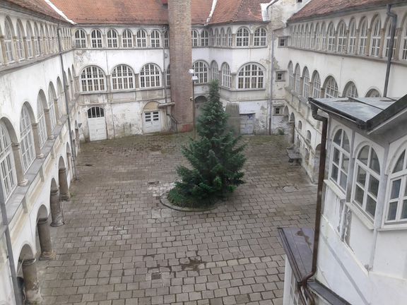 Cmurek Castle inner courtyard, 2015