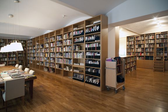 File:Museum of Modern Art Library 2014 interior Photo Dejan Habicht.jpg