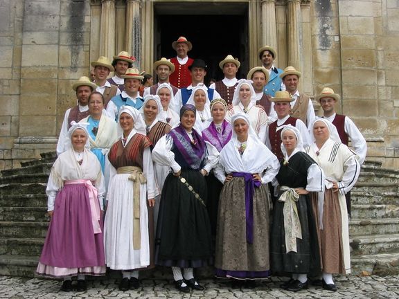 VAL Piran Folkloric Dance Group 2004.JPG