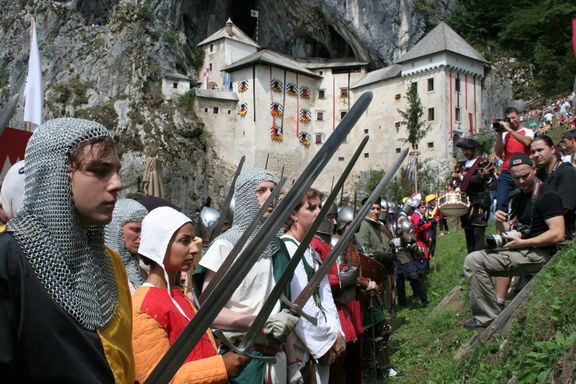 File:Predjama Castle 2006 medieval tournament.JPG