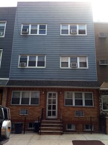 <!--LINK'" 0:883-->, the entrance on Manhattan Avenue (Williamsburg)