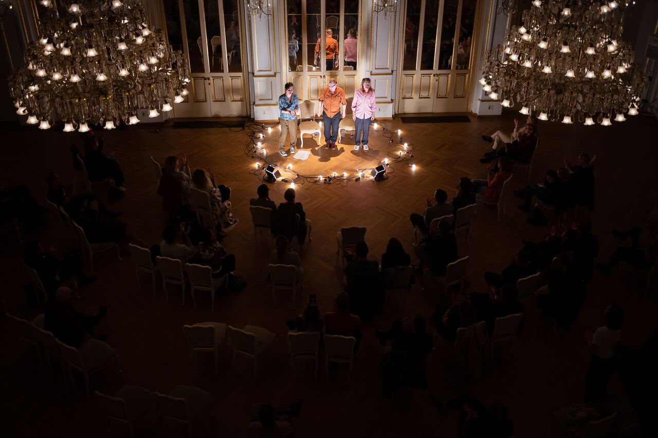 File:Crossings Festival 2023 Quizoola! by Forced Entertainment photo Gregor Salobir.jpg