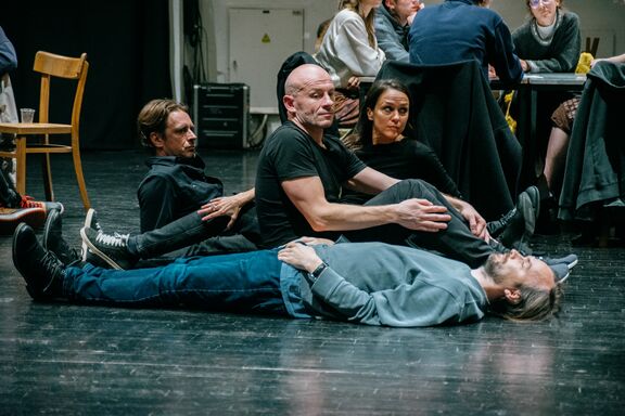 The international theatre co-production Fun Fact, created in collaboration between the Beton Ltd. collective and Estonian theatre Kanuti Gildi SAAL, premiered in 2023. Author: Ivian Kan Mujezinović