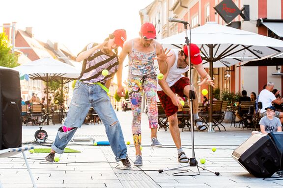 Juggling concert by Mismo Nismo performed on the Main Square, 2021