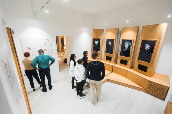 An interactive conversation with the castle's inhabitants (part of the exhibition Defenders of the Crown and Border at Črnomelj Castle).