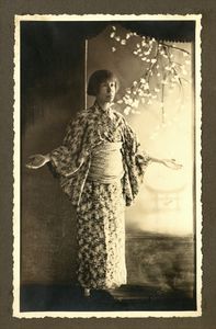 Alma Karlin wearing a yukata. Alma Karlin Estate, Manuscript Collection, National and University Library, MS 1872.