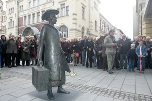 <!--LINK'" 0:746--> statue by <!--LINK'" 0:747--> in the <!--LINK'" 0:748--> centre