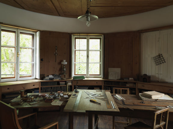 The round room has been preserved as a drawing studio used by Plečnik's students during World War II, when also a part of the library from the School of Architecture was moved there. Renovated room, 2015.