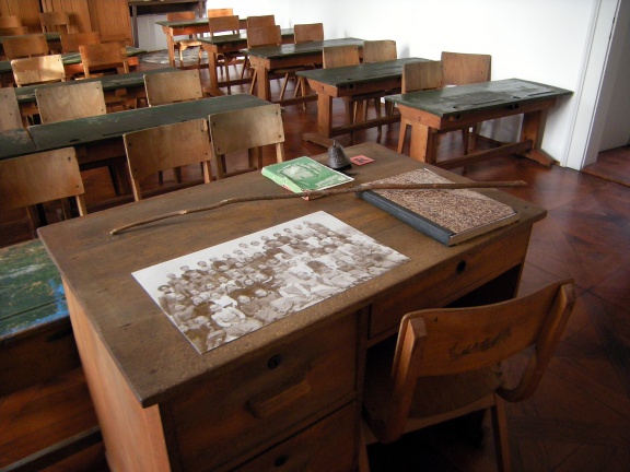 Slovenska Bistrica Castle 2014 permanent exhibition clasroom.JPG