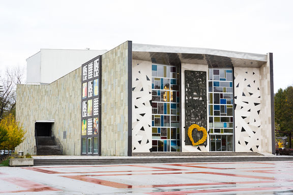 File:Velenje Culture House 2019 Exterior Photo Kaja Brezocnik.jpg