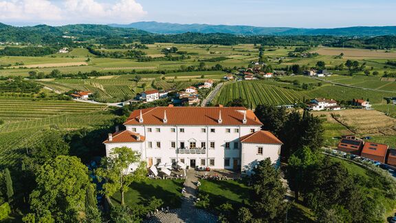 Villa Vipolže is situated amidst the Brda vineyards.