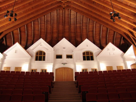 Lendava-Lendva Cultural Centre frequently hosts performances by Slovene theatre houses and their Hungarian counterparts