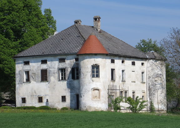 View of the building where Louis Adamič's Memorial Room is placed.