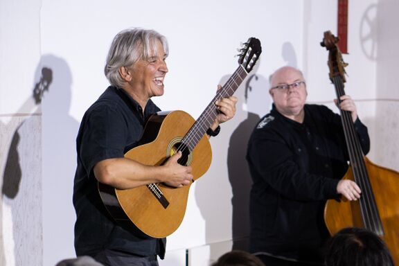 Concert by the popular Slovenian artist, singer-songwriter, musician, and actor Iztok Mlakar at the Velenje Castle, Festival Velenje 2022. Author: Peter Žagar