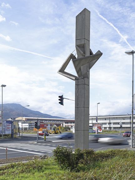 A concrete sculpture by Banzo Matsura, made in 1977 and standing on Ptujska cesta (Ptujska road) in Maribor, 2008