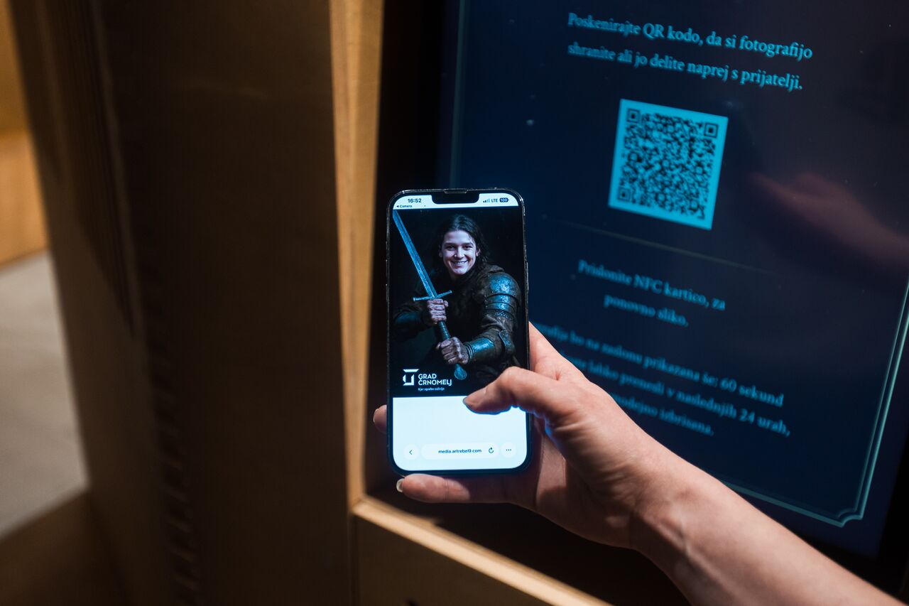 The "Transform into a Historical Figure" application (part of the exhibition Defenders of the Crown and Border at Črnomelj Castle).