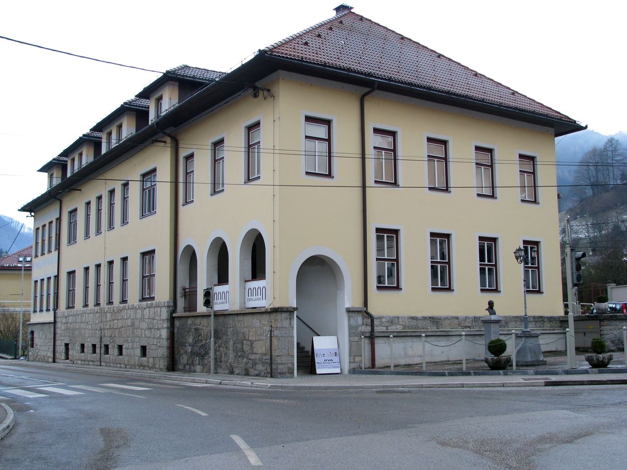 Cerkno Museum 2010 exterior Photo Helena Skrlj.JPG